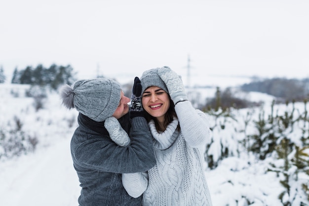 Pareja alegre en la naturaleza