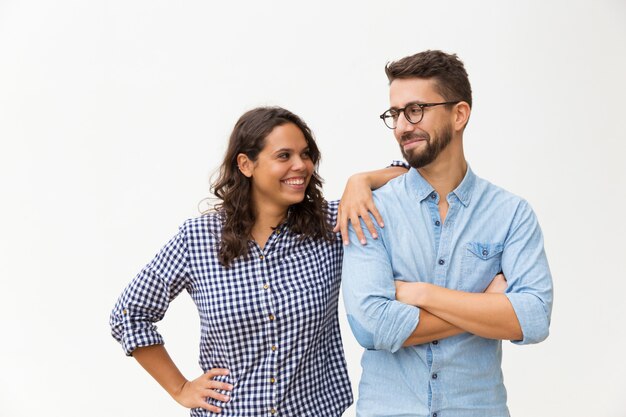 Pareja alegre de pie muy juntos