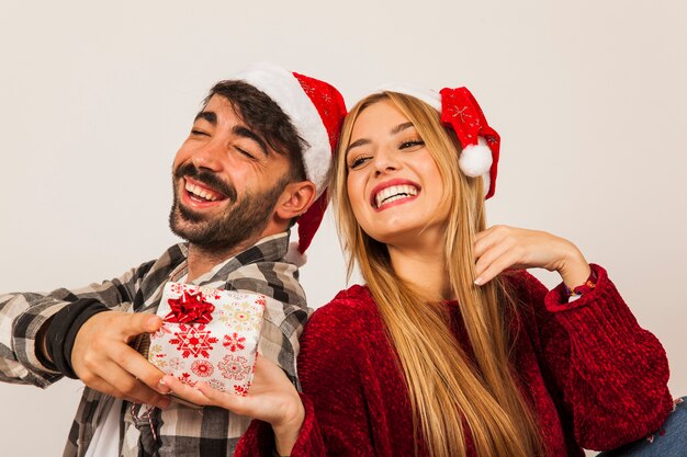 Pareja alegre con regalos