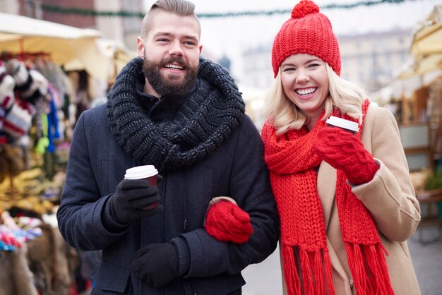 Pareja alegre con una taza de café