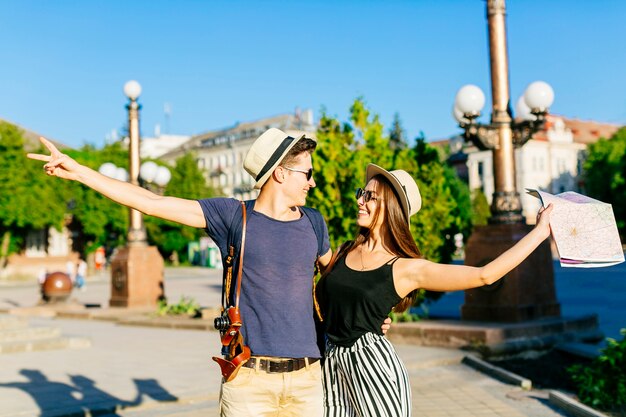 Pareja alegre de turismo