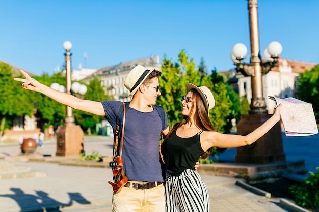 Pareja alegre de turismo