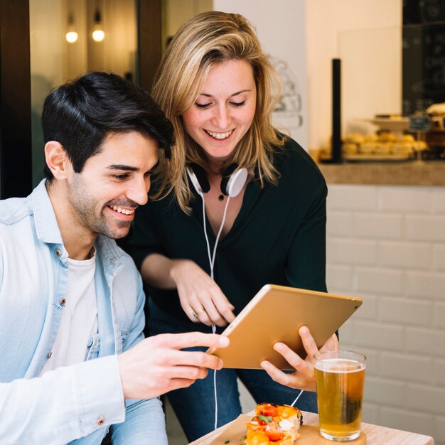 Pareja alegre video chateando en tableta