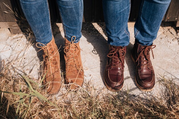 Pareja alta vista en jeans y botas.