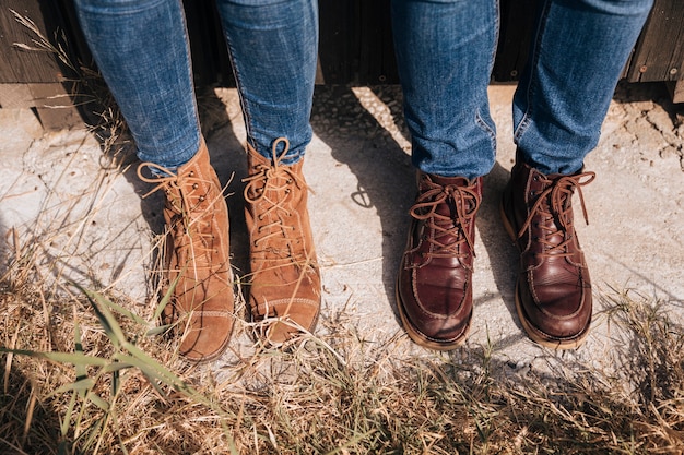 Pareja alta vista en jeans y botas.