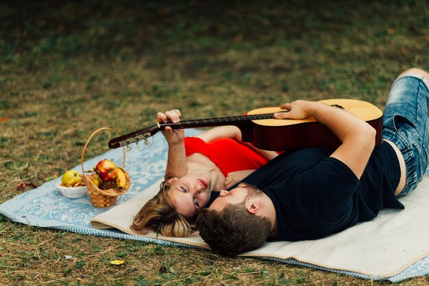 Pareja de alta vista tocando guitarra clásica