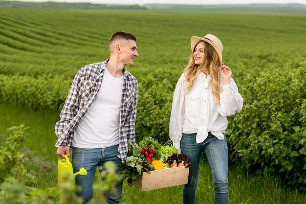 Pareja de alto ángulo con cesta con verduras