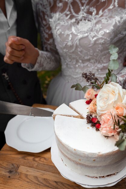 Pareja de alto ángulo con delicioso pastel