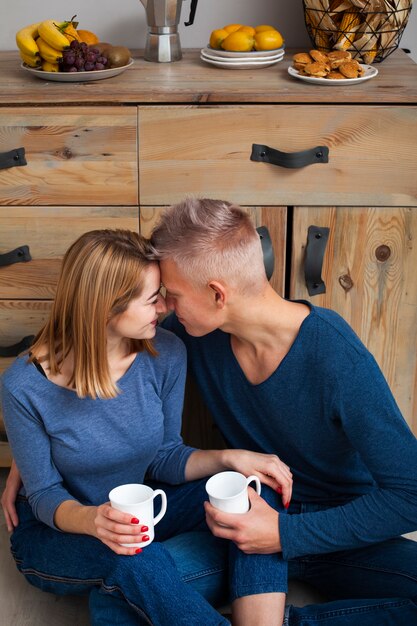 Pareja de alto ángulo estando cerca