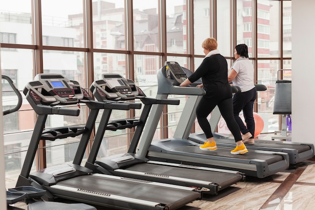 Pareja de alto ángulo en el gimnasio