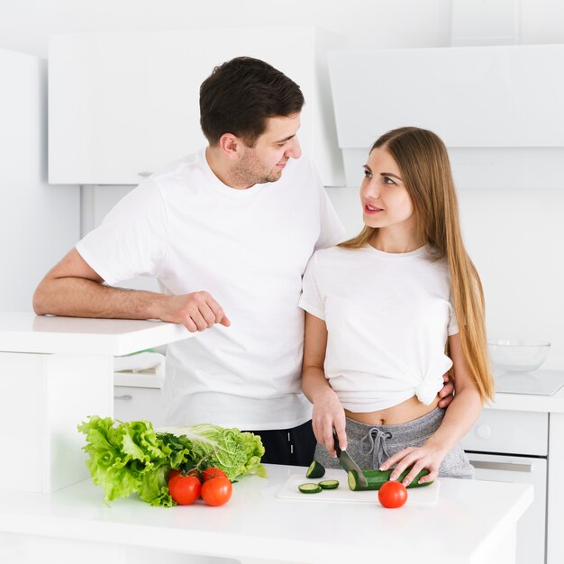 Pareja de alto ángulo haciendo ensalada