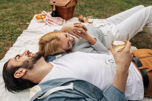 Pareja de alto ángulo haciendo un picnic juntos al aire libre