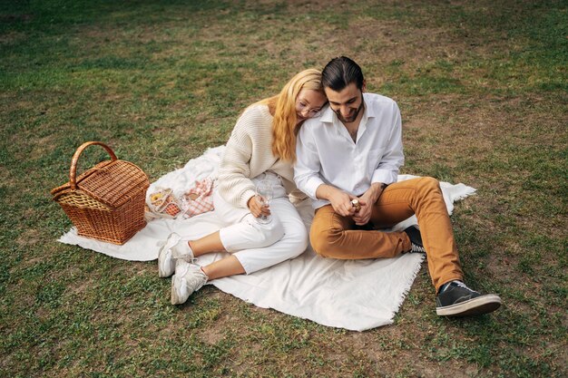 Pareja de alto ángulo haciendo un picnic