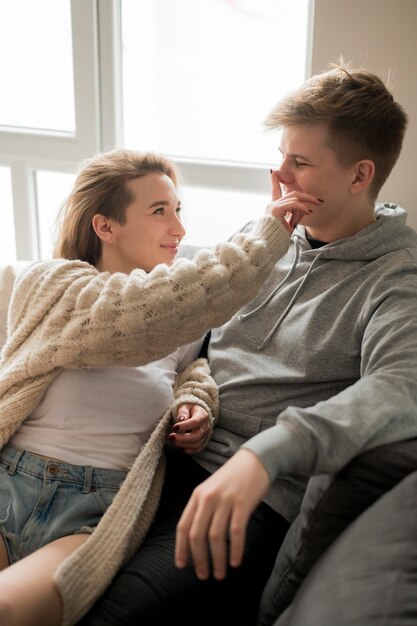 Pareja de alto ángulo jugando