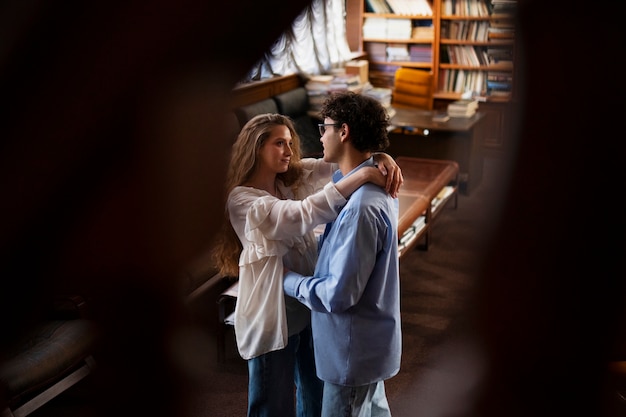 Pareja de alto ángulo que tiene una cita en la librería