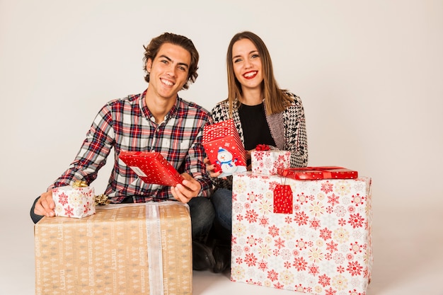 Pareja amable con cajas de regalos