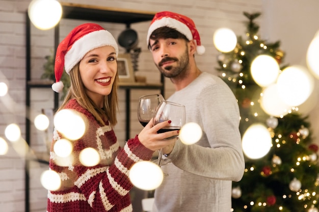 Foto gratuita pareja amable en cena de navidad