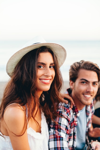 Foto gratuita pareja amable en la playa