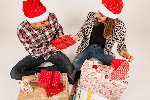 Pareja amable regalando uno al otro