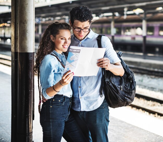 Pareja amante viaje tren mochilero concepto