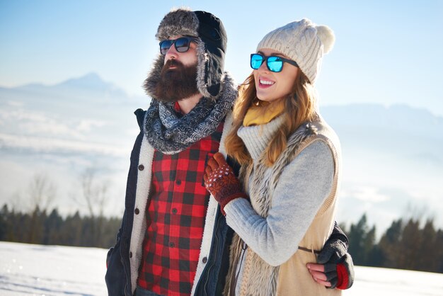 Pareja, ambulante, en la nieve