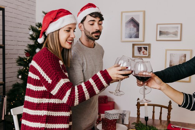 Pareja y amigos en cena de navidad