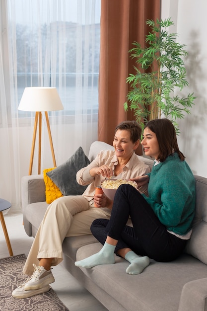 Foto gratuita una pareja de amigos jóvenes y viejos