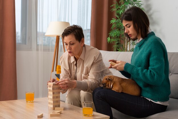 Una pareja de amigos jóvenes y viejos