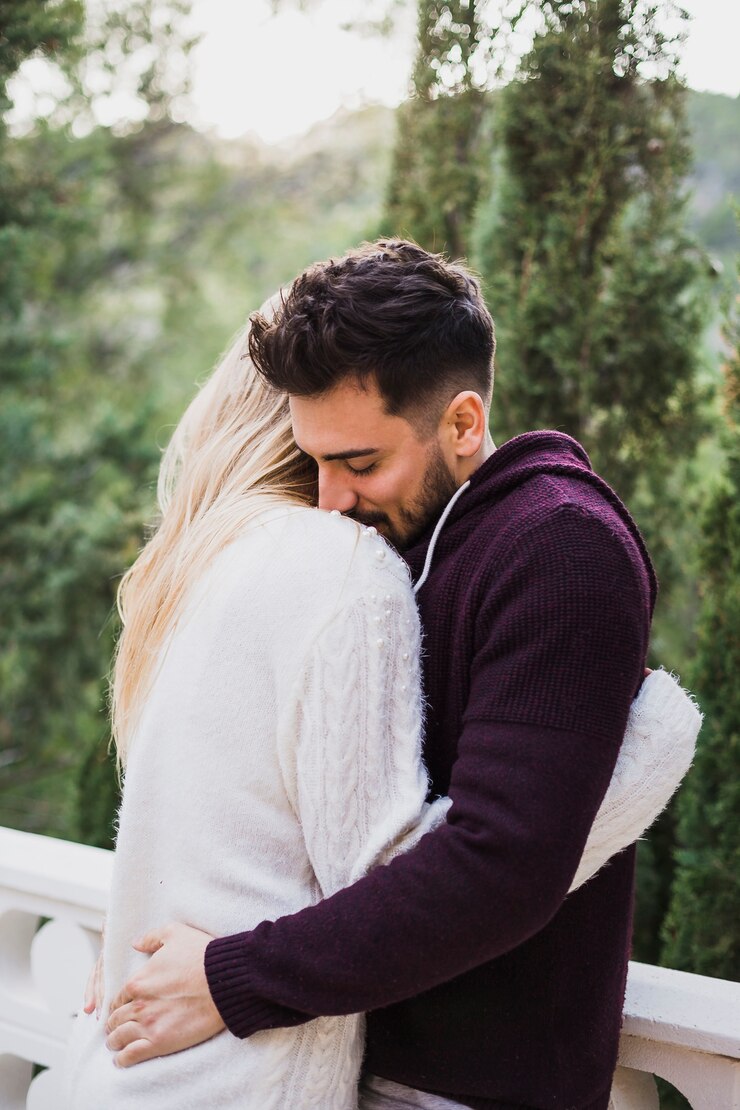 Foto gratuito pareja en el amor de pie en abrazo