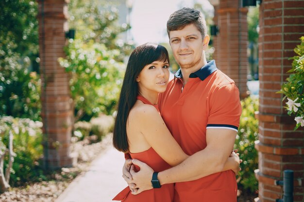 Pareja de amor vestido rojo