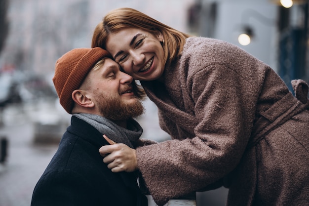 Pareja amorosa adulta en una calle