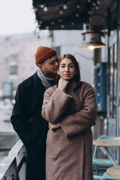 Foto gratuita pareja amorosa adulta caminando por una calle