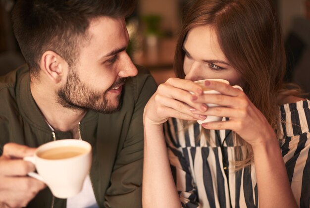 Pareja amorosa con bebidas calientes