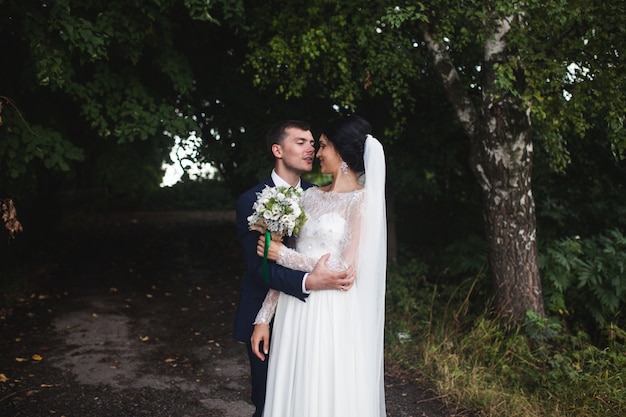 Pareja amorosa de la boda en el parque