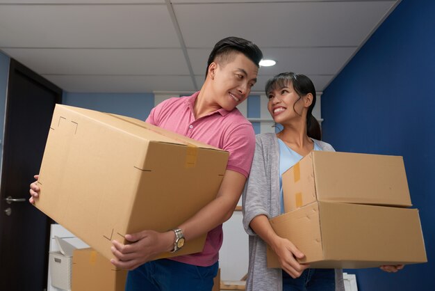 Pareja amorosa con cajas móviles