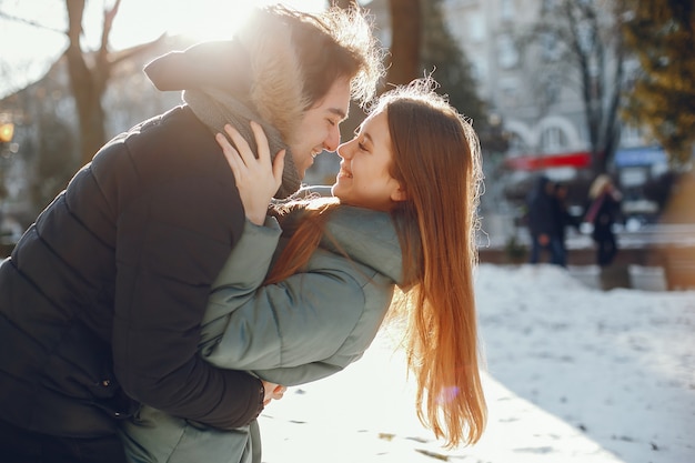 Pareja amorosa caminando en un parque de invierno