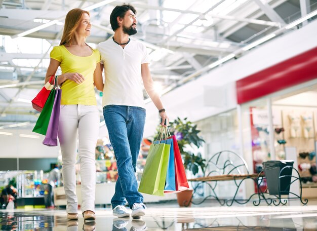 Pareja amorosa de compras