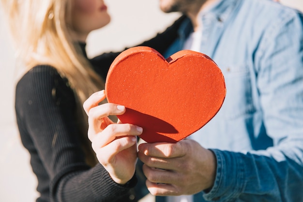 Pareja amorosa con corazón decorativo