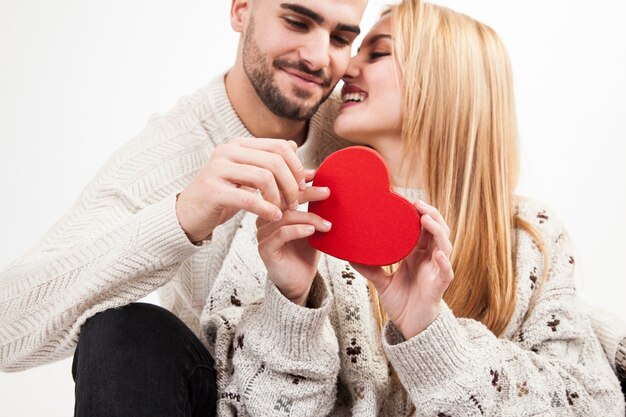 Pareja amorosa con corazón rojo