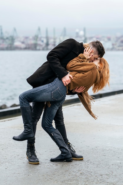 Pareja amorosa junto al lago durante el invierno