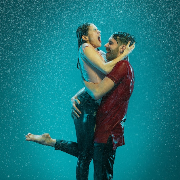 La pareja amorosa bajo la lluvia