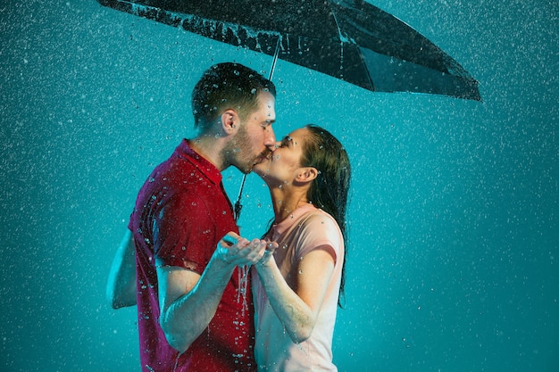 Foto gratuita la pareja amorosa bajo la lluvia