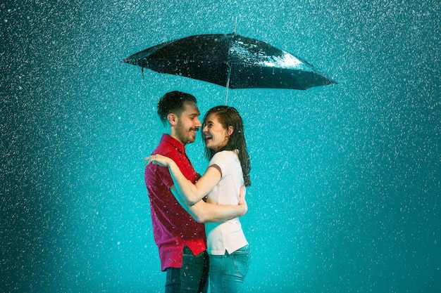 La pareja amorosa bajo la lluvia