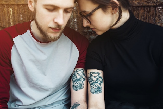 Foto gratuita pareja amorosa con el mismo tatuaje