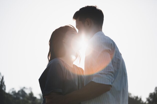 Pareja amorosa en el parque