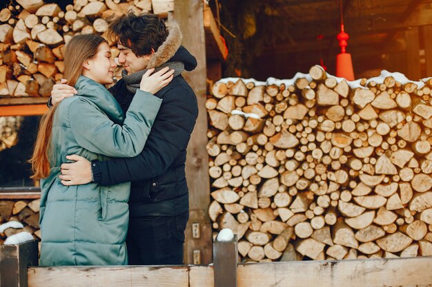 Pareja amorosa de pie en un parque de invierno