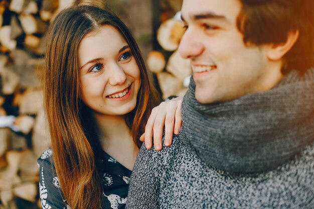 Pareja amorosa de pie en un parque de invierno