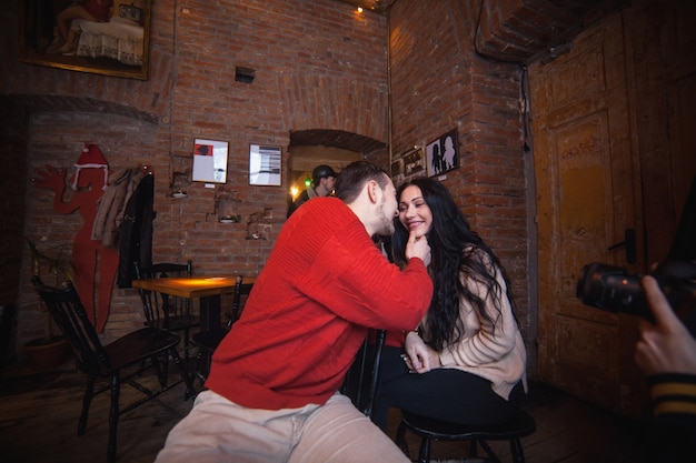 Foto gratuita pareja amorosa posando en el café