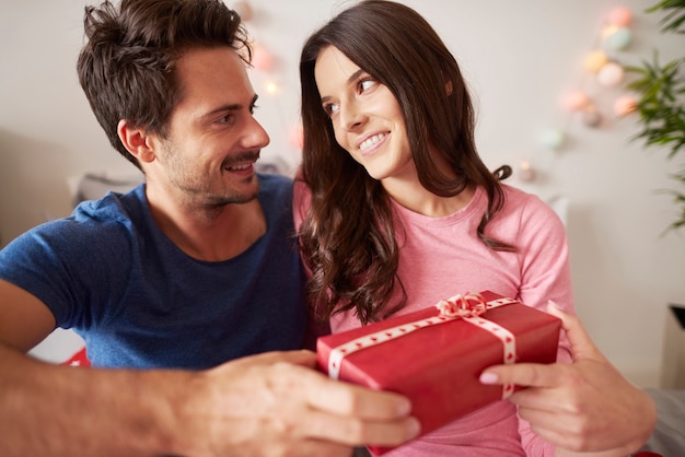 Pareja amorosa con regalo de Navidad