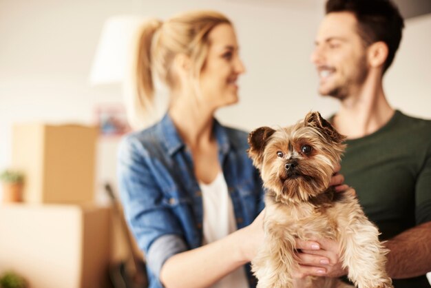 Pareja amorosa con su lindo cachorro